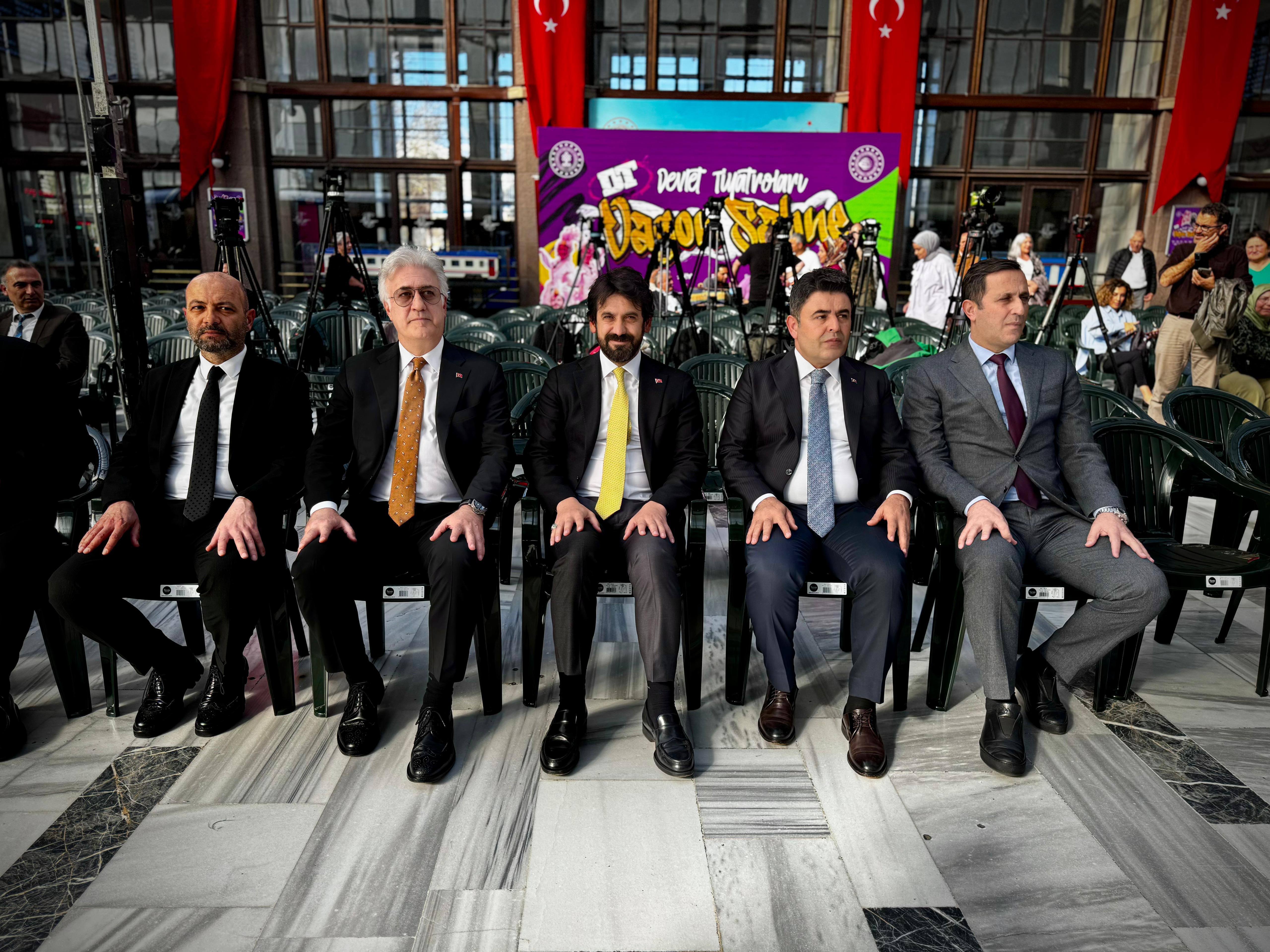 Bugün, Bakanımız Sayın Mehmet Nuri Ersoy’un liderliğinde  kültürümüzü raylar üzerinde taşıyan, sınırları aşan, gönülleri buluşturan, Devlet Tiyatrolarımızın “Vagon Sahne” projesinin yeni yolculuğuna tanıklık ettik.
