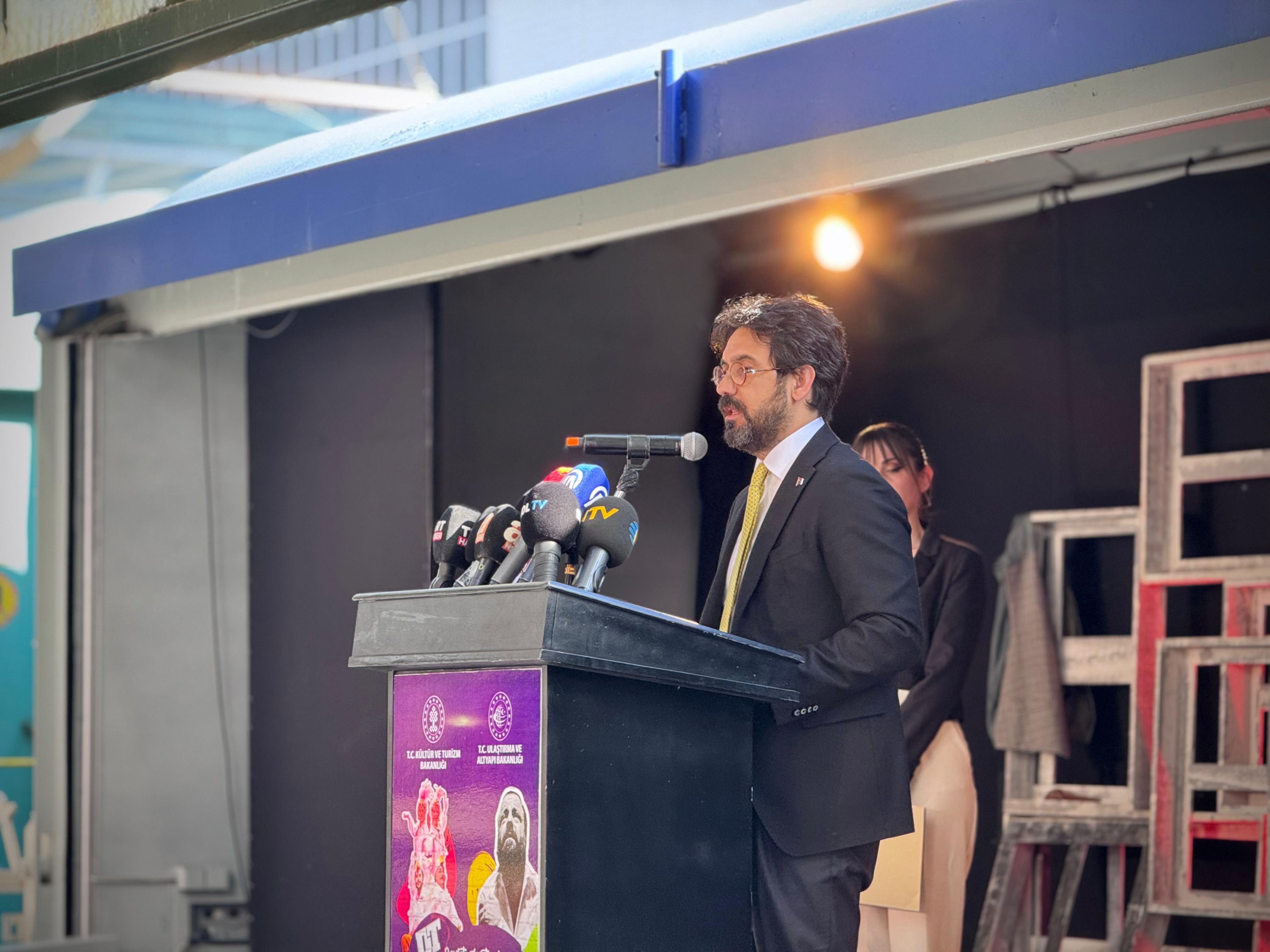Bugün, Bakanımız Sayın Mehmet Nuri Ersoy’un liderliğinde  kültürümüzü raylar üzerinde taşıyan, sınırları aşan, gönülleri buluşturan, Devlet Tiyatrolarımızın “Vagon Sahne” projesinin yeni yolculuğuna tanıklık ettik.