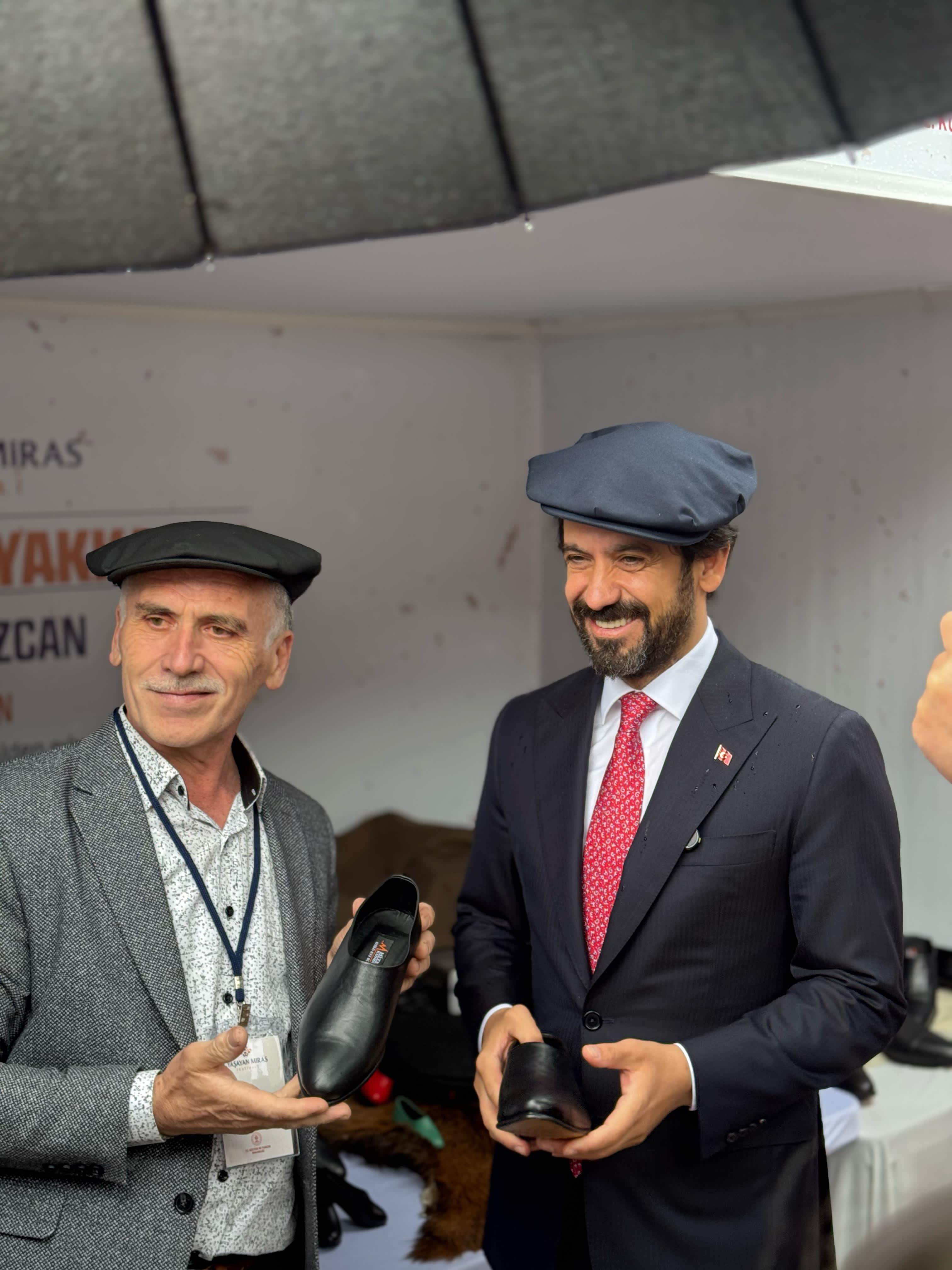 Tokat Yaşayan Miras Festivalimiz kapsamında yazmacılıktan çiniye, deri işlemeden çalgı yapımına, keçecilikten tespih yapımına kadar onlarca sanat dalından ustalarımız, Tokatımızın kültürel mirasını yeni nesillerimizle buluşturuyor