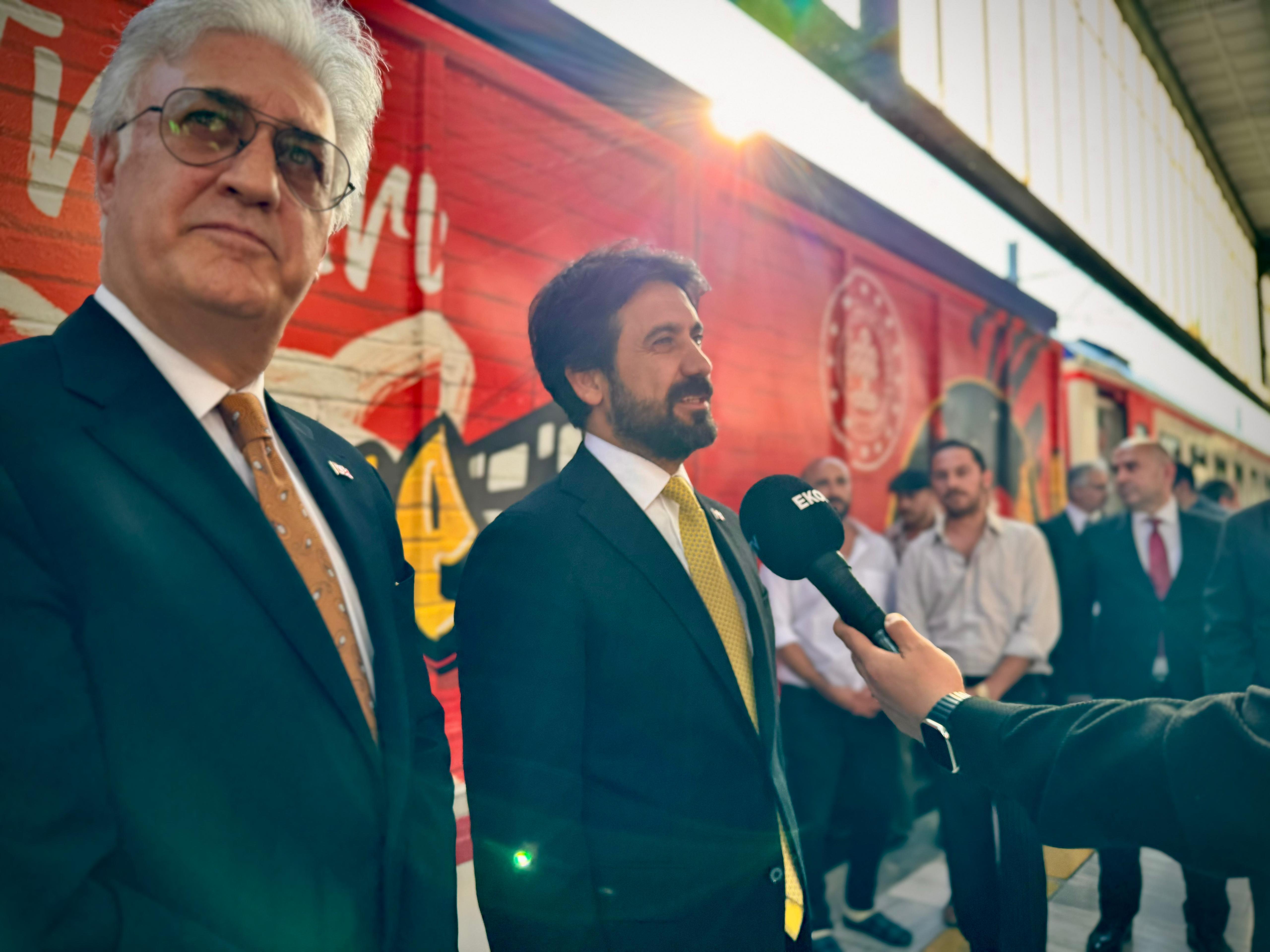 Bugün, Bakanımız Sayın Mehmet Nuri Ersoy’un liderliğinde  kültürümüzü raylar üzerinde taşıyan, sınırları aşan, gönülleri buluşturan, Devlet Tiyatrolarımızın “Vagon Sahne” projesinin yeni yolculuğuna tanıklık ettik.
