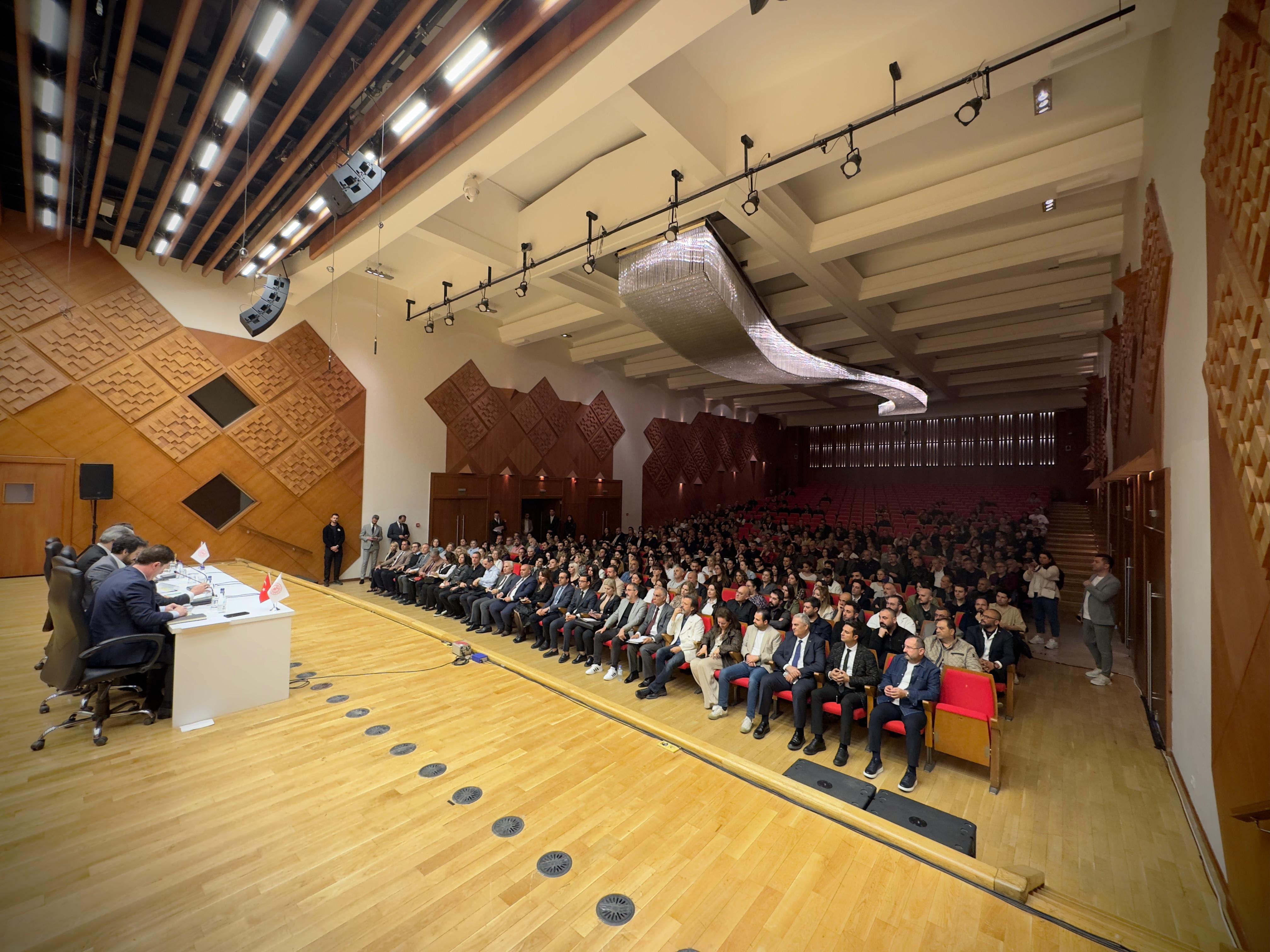 Başkentimizin kültür-sanat adası CSO Ada Ankara’da, Güzel Sanatlar Genel Müdürlüğümüz çatısı altında faaliyet gösteren müzik ve dans topluluklarımızın kıymetli sanatçılarıyla bir araya geldik.