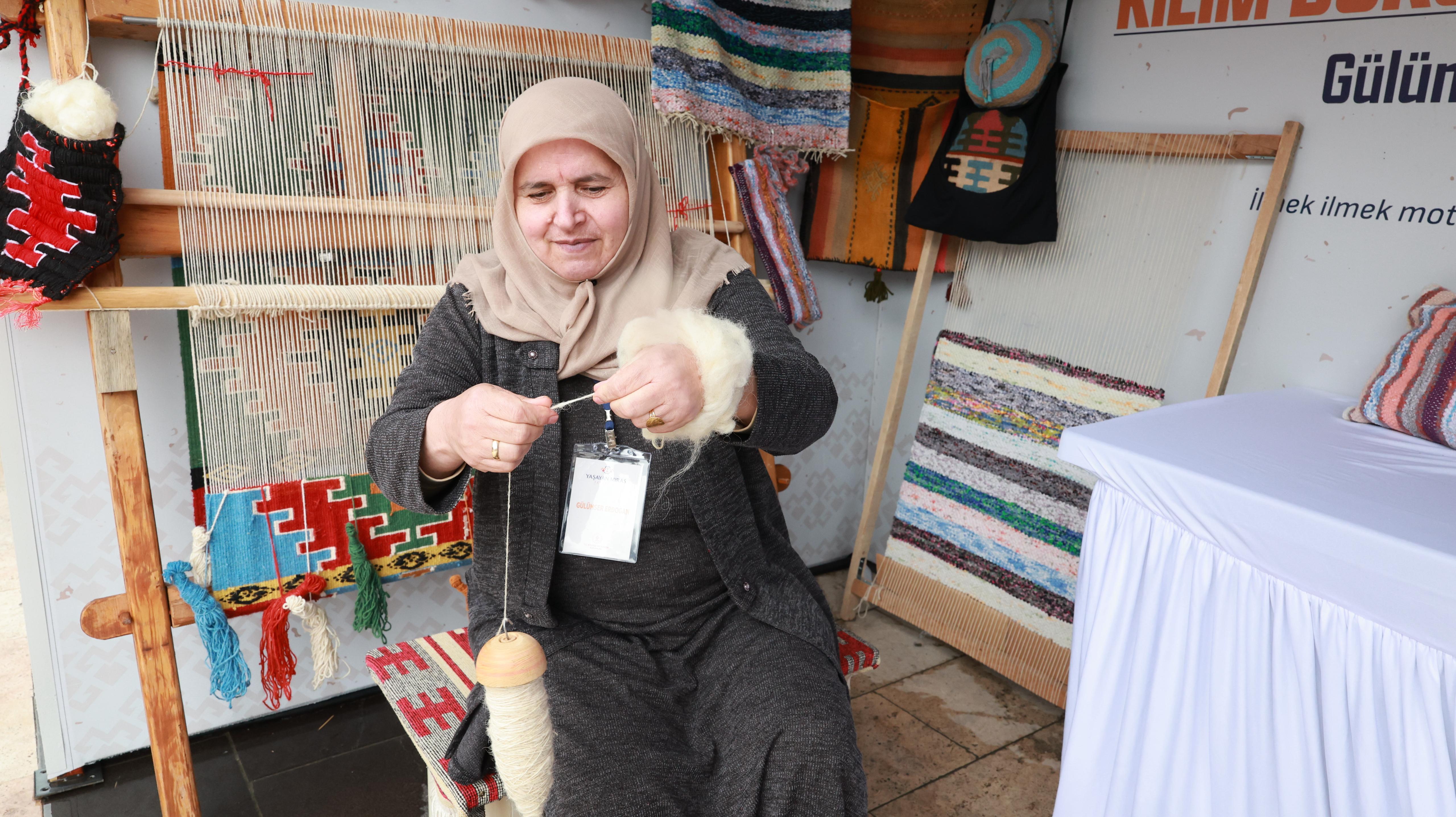 Tokat Yaşayan Miras Festivalimiz kapsamında yazmacılıktan çiniye, deri işlemeden çalgı yapımına, keçecilikten tespih yapımına kadar onlarca sanat dalından ustalarımız, Tokatımızın kültürel mirasını yeni nesillerimizle buluşturuyor