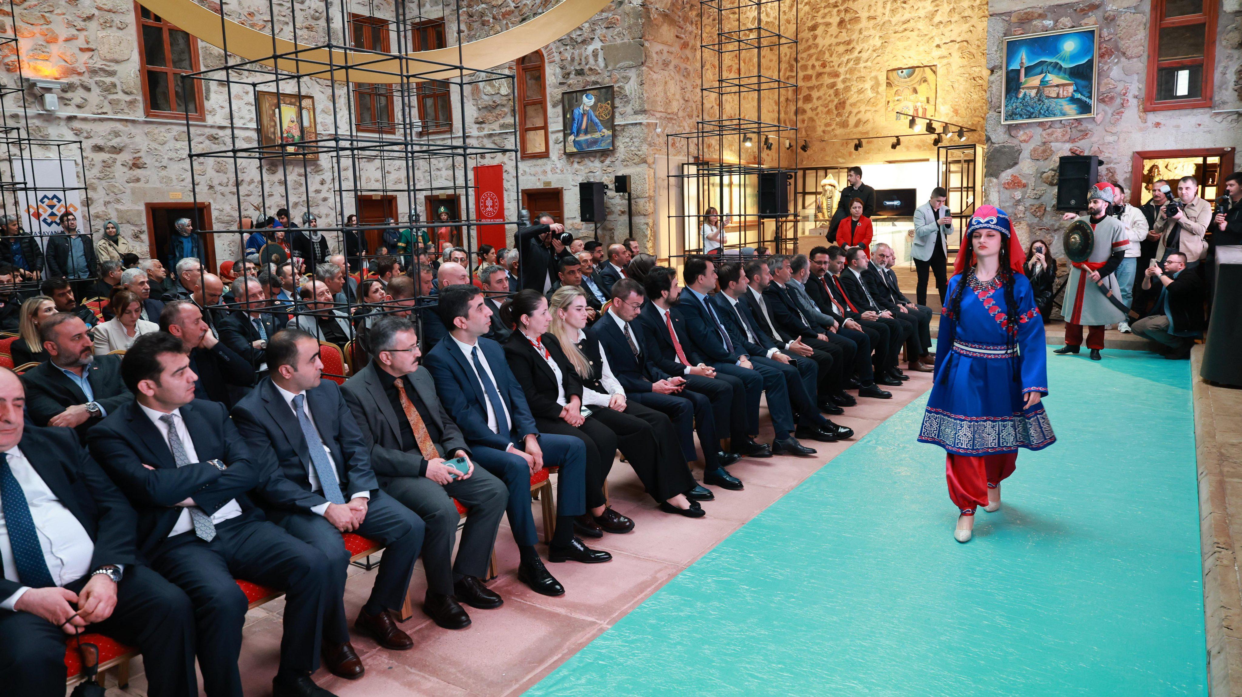 Yaşayan Miras ve Kültürel Etkinlikler Genel Müdürlüğümüzün koordinasyonuyla Tokat Valiliği, Tokat Belediyesi ve Mustafa Baştan Kültür ve Sanat Derneği iş birliğinde, 100’ü aşkın Somut Olmayan Kültürel Miras Taşıyıcısı ve sanatçının katılımıyla düzenlediğimiz Tokat Yaşayan Miras Festivali bugün başladı