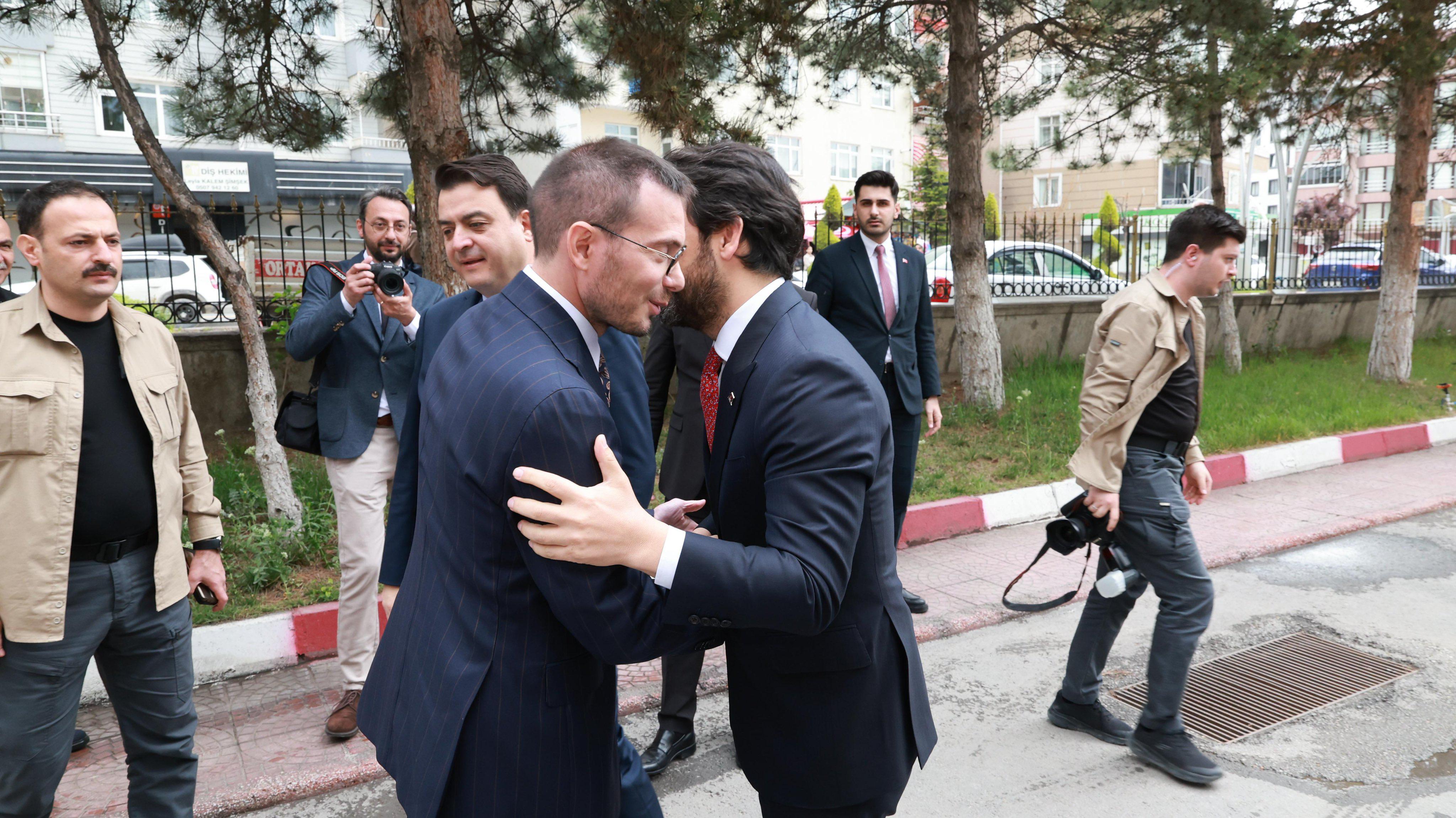 Tokat’ta, Belediye Başkanımız Mehmet Kemal Yazıcıoğlu ve Yaşayan Miras ve Kültürel Etkinlikler Genel Müdürümüz Selim Terzi ile birlikte Sayın Valimiz Abdullah Köklü'yü ziyaret ettik.