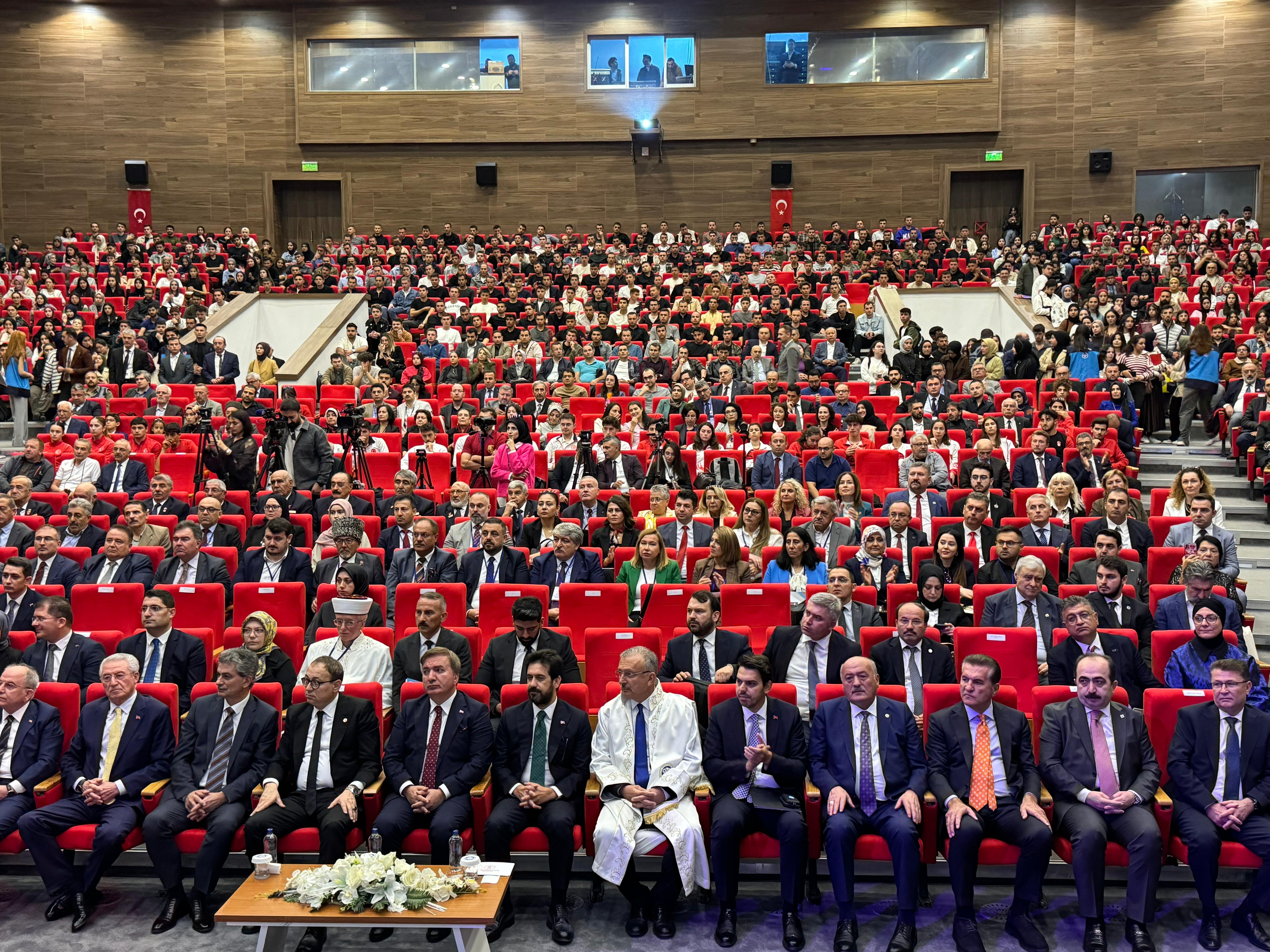 Erzincan Binali Yıldırım Üniversitesi’nin ev sahipliğinde gerçekleştirilen Türkiye Yüzyılında 1. Uluslararası Türk Diasporası Sempozyumuna katıldık.