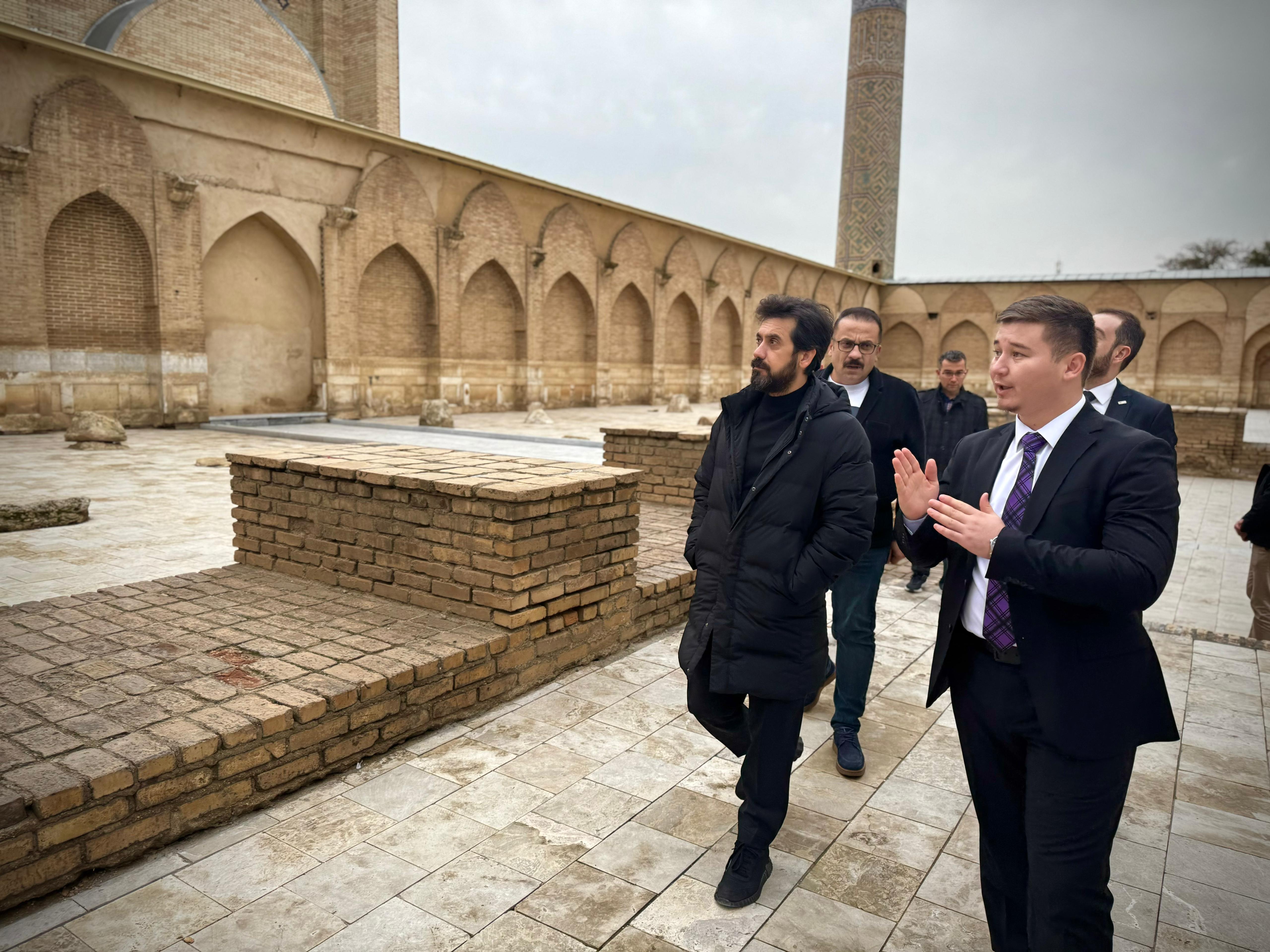 Türk tarihinin en büyük hükümdarlarından biri olan Timur Han'ın kabrinin de içinde bulunduğu Gur-i Emir Türbesi’ni ziyaret ettik.