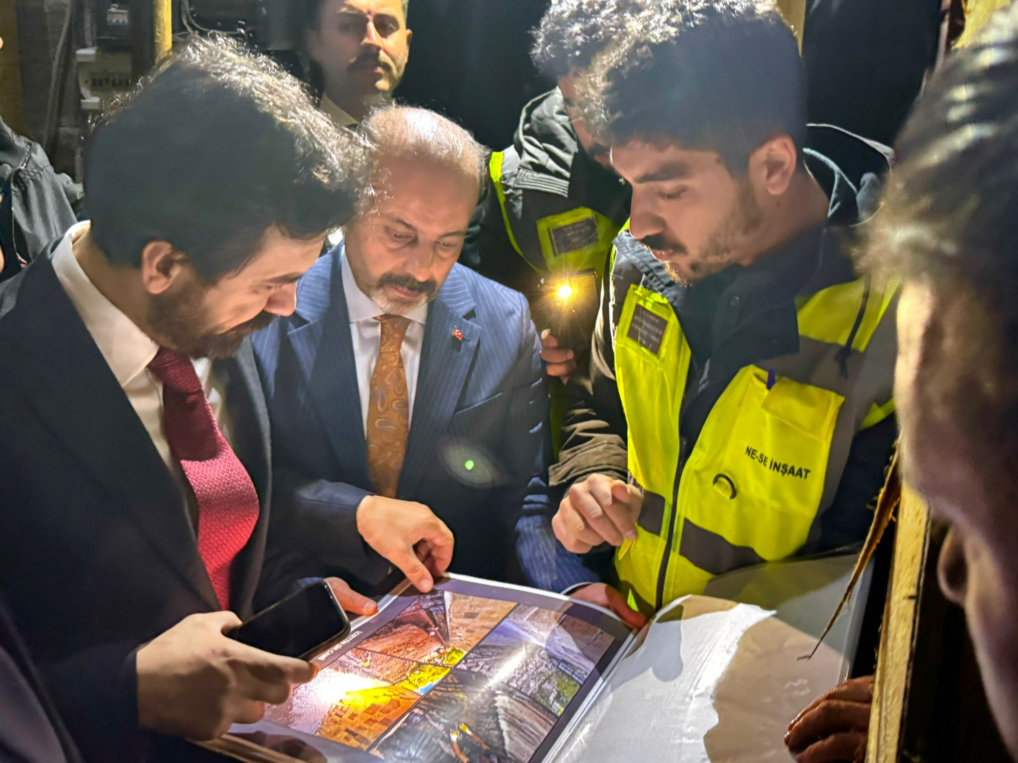 Sayın Valimiz Ozan Balcı ile birlikte İzzettin Şir Camii ve Gevaş Selçuklu Mezarlığı ziyaretlerimizi gerçekleştirerek kazı başkanı ve mimarlarımızdan yürütülen çalışmalar hakkında bilgi aldık.