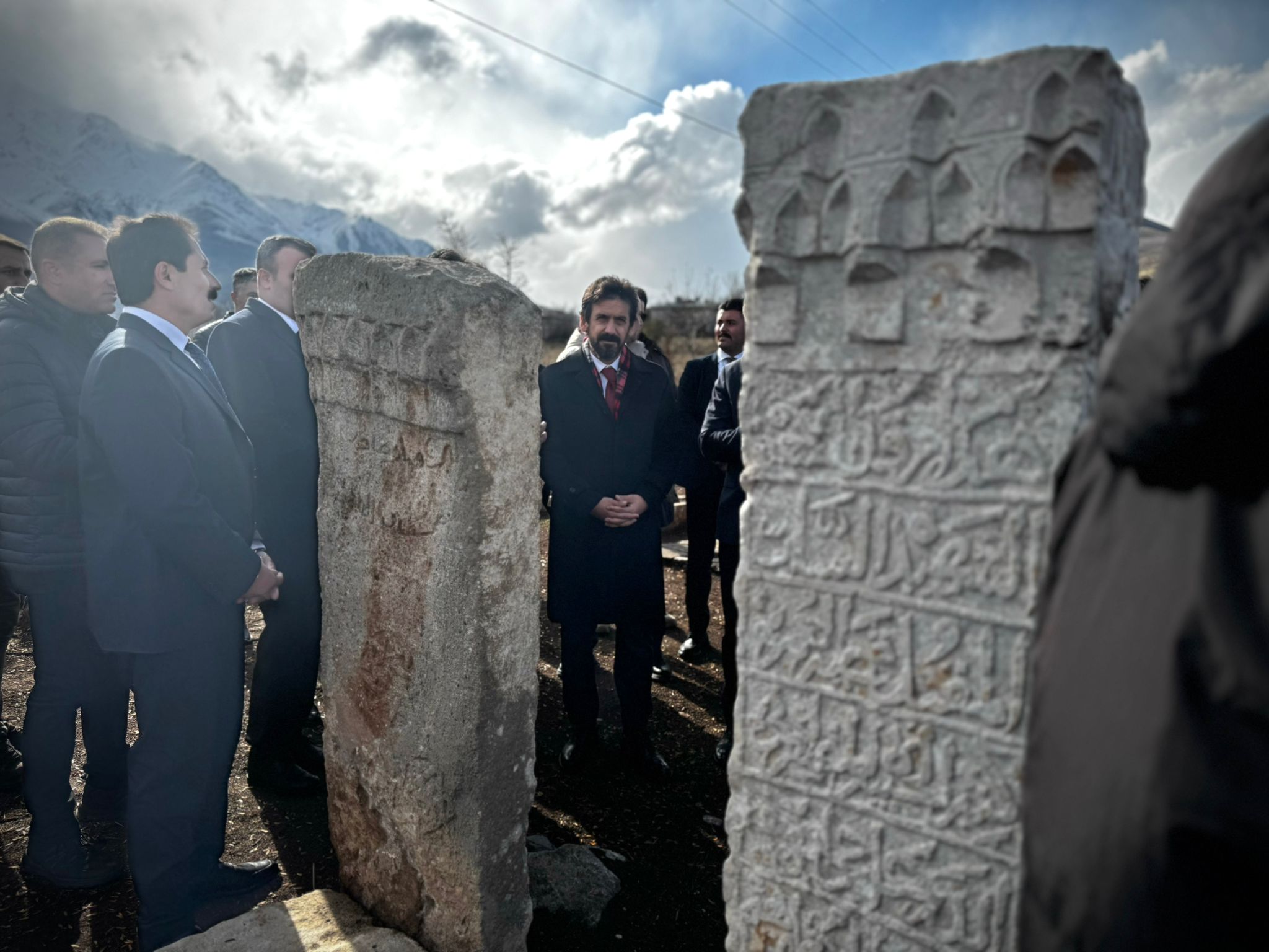 Sayın Valimiz Ozan Balcı ile birlikte İzzettin Şir Camii ve Gevaş Selçuklu Mezarlığı ziyaretlerimizi gerçekleştirerek kazı başkanı ve mimarlarımızdan yürütülen çalışmalar hakkında bilgi aldık.