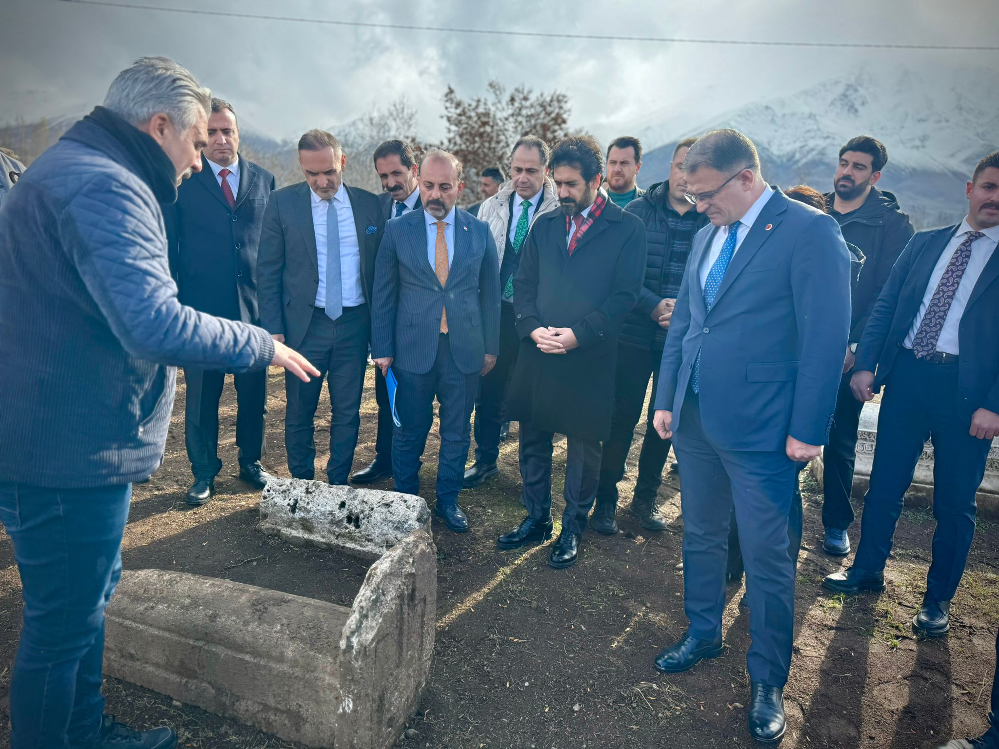 Sayın Valimiz Ozan Balcı ile birlikte İzzettin Şir Camii ve Gevaş Selçuklu Mezarlığı ziyaretlerimizi gerçekleştirerek kazı başkanı ve mimarlarımızdan yürütülen çalışmalar hakkında bilgi aldık.