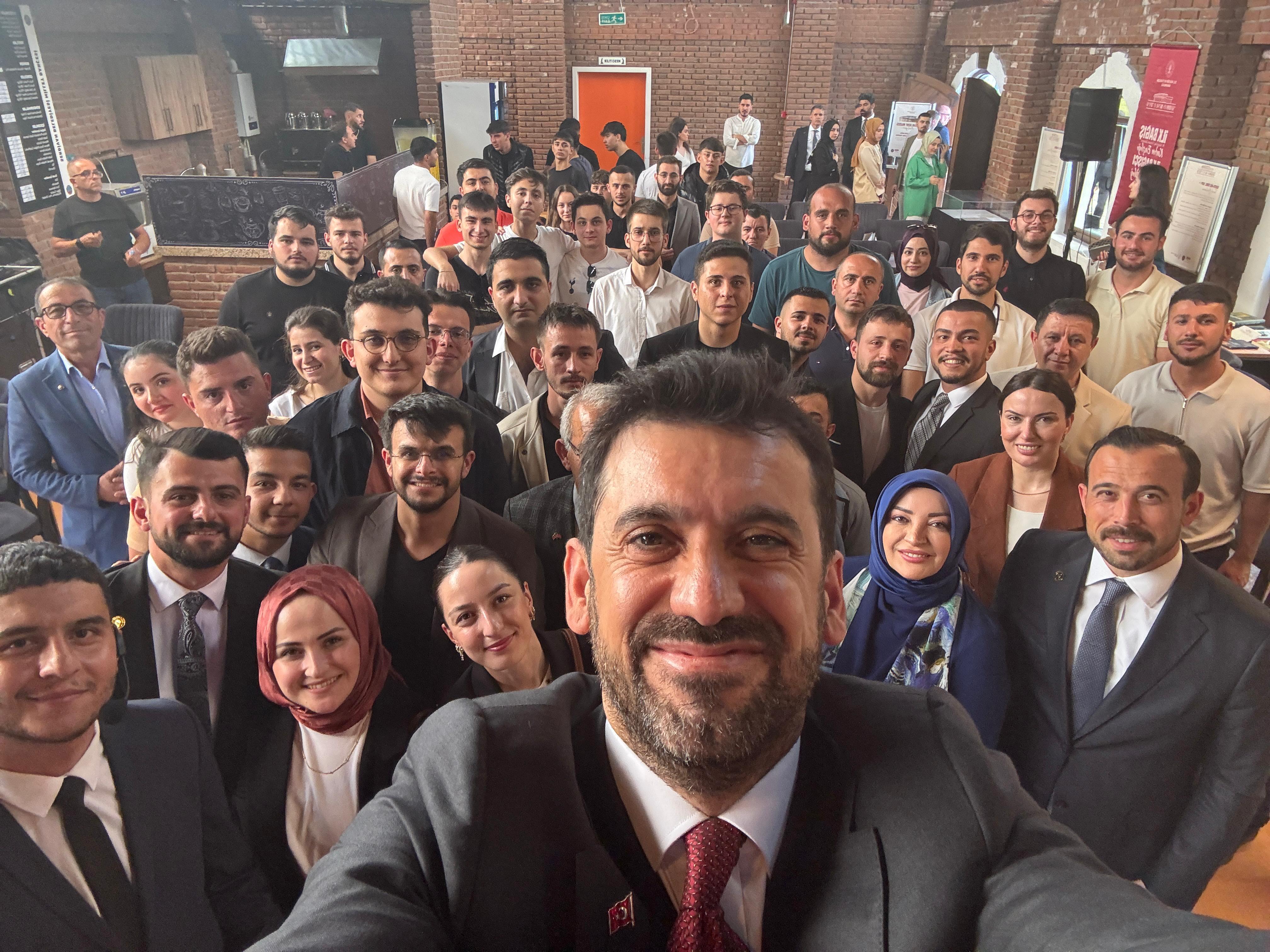 AK Parti Sakarya Milletvekilimiz ve TBMM Kadın Erkek Fırsat Eşitliği Komisyonu Başkanı Sayın Çiğdem Erdoğan ile birlikte Serdivanlı gençlerimizle keyifli bir söyleşi gerçekleştirdik.