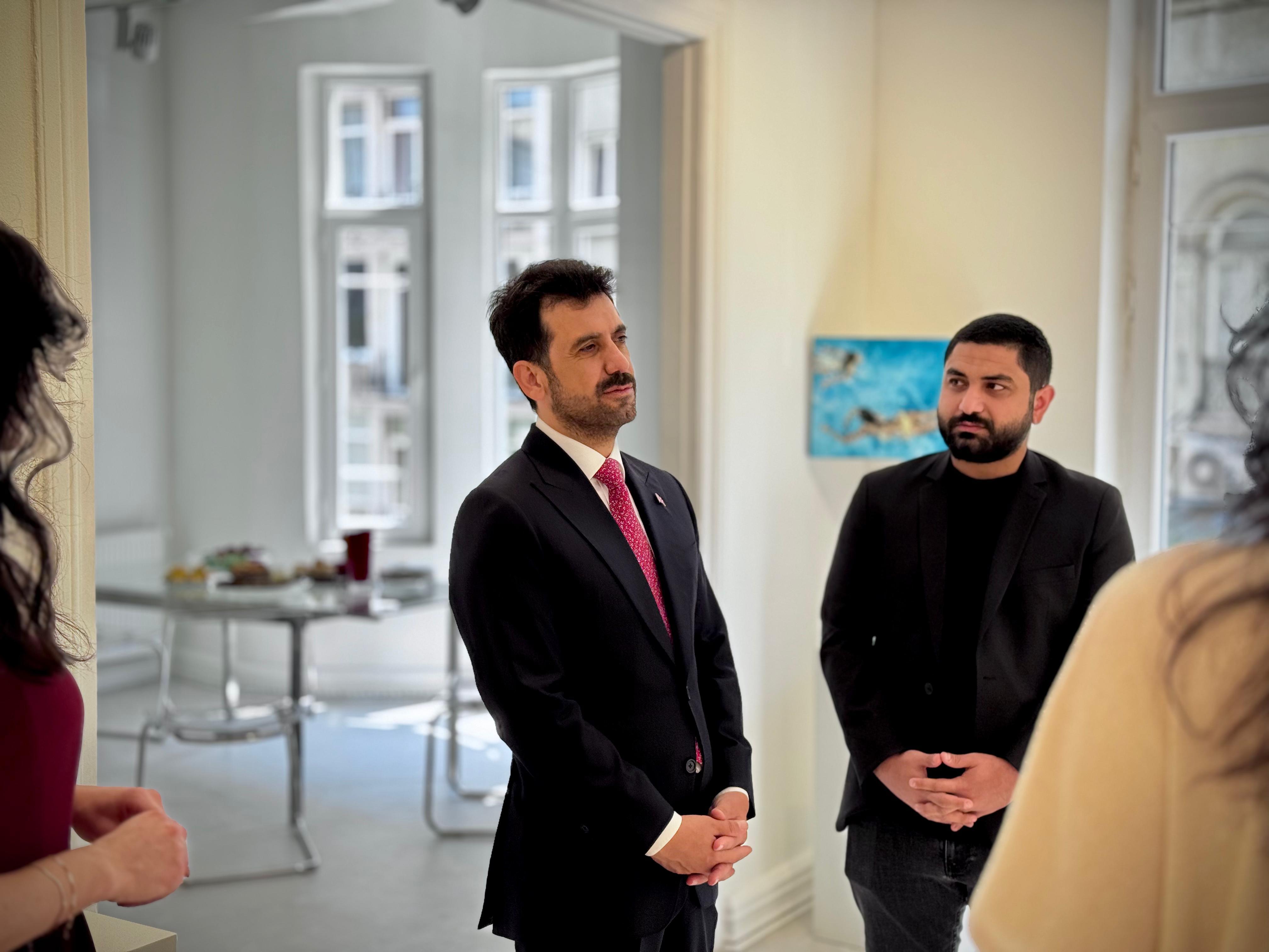 Genç kuşak sanatçılar arasında kendine özgü tarzıyla ilgi uyandıran Yasemen İslamoğlu’nun ilk kişisel sergisini ziyaret ederek çalışmalarını yakından görme fırsatı bulduk.