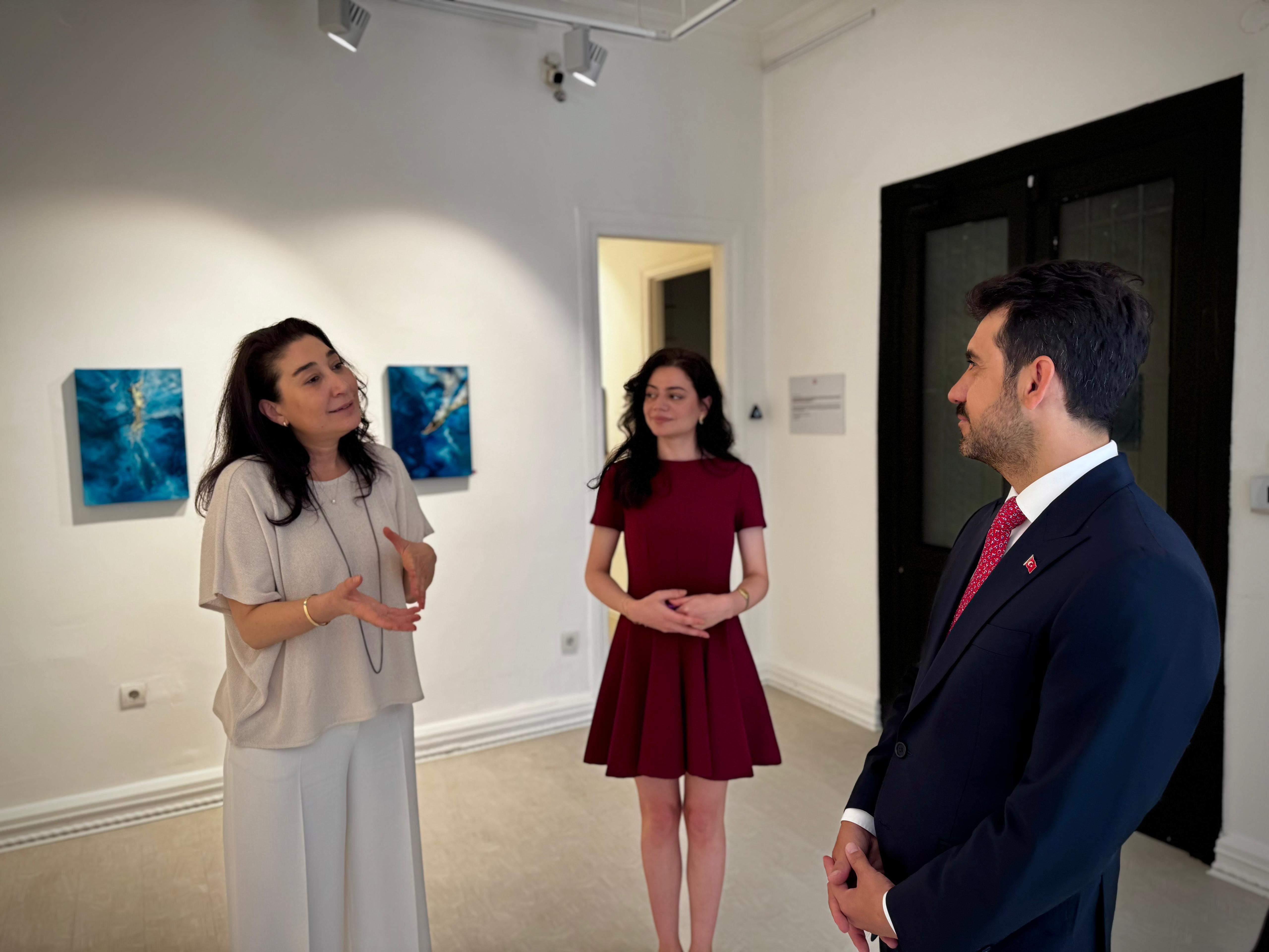 Genç kuşak sanatçılar arasında kendine özgü tarzıyla ilgi uyandıran Yasemen İslamoğlu’nun ilk kişisel sergisini ziyaret ederek çalışmalarını yakından görme fırsatı bulduk.